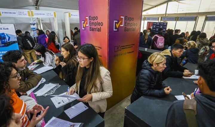 Más de 50 Oportunidades en la Expo Empleo Barrial en la Comuna 1