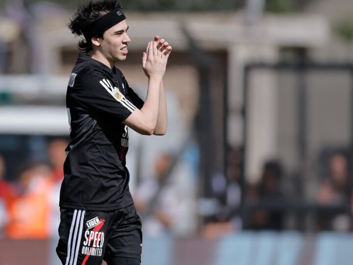 El corto y marketinero debut de Spreen en el estadio de Riestra en Villa Pompeya